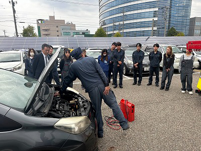 ロードサービス課にて「搬送からつり上げ」を見学